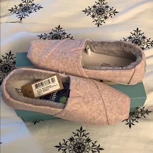 New in box TOMS Alpargata slipper size 6
